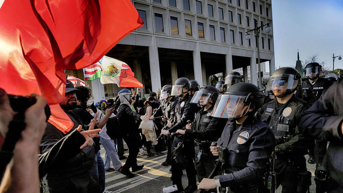 VIDEOS: Policía usa granadas aturdidoras y dispara balas de goma contra manifestantes en Los Ángeles
