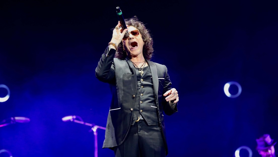 VIDEO: Saca un teléfono frente a Enrique Bunbury en pleno concierto y descubre por qué fue mala idea