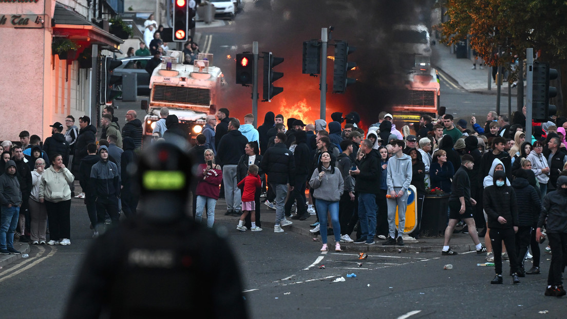 Casas de migrantes atacadas y destrozos: continúan los disturbios en Irlanda del Norte tras la violación de una menor