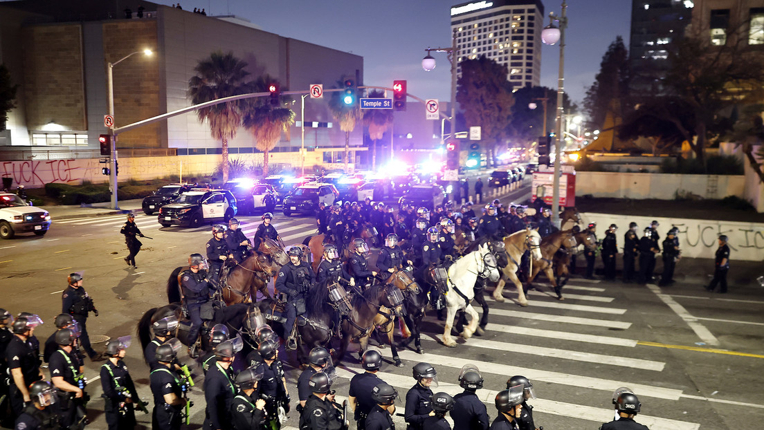 VIDEOS: Policía acorrala a manifestantes que caminan con las manos arriba en Los Ángeles
