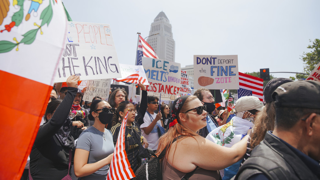 Protestas antigubernamentales en todo EE.UU. contrastan con el desfile militar de Trump en Washington (VIDEOS)