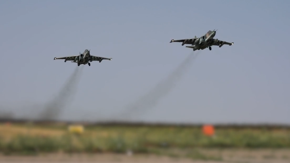 VIDEO: Aviones rusos Su-25 atacan a bajas altitudes posiciones fortificadas ucranianas