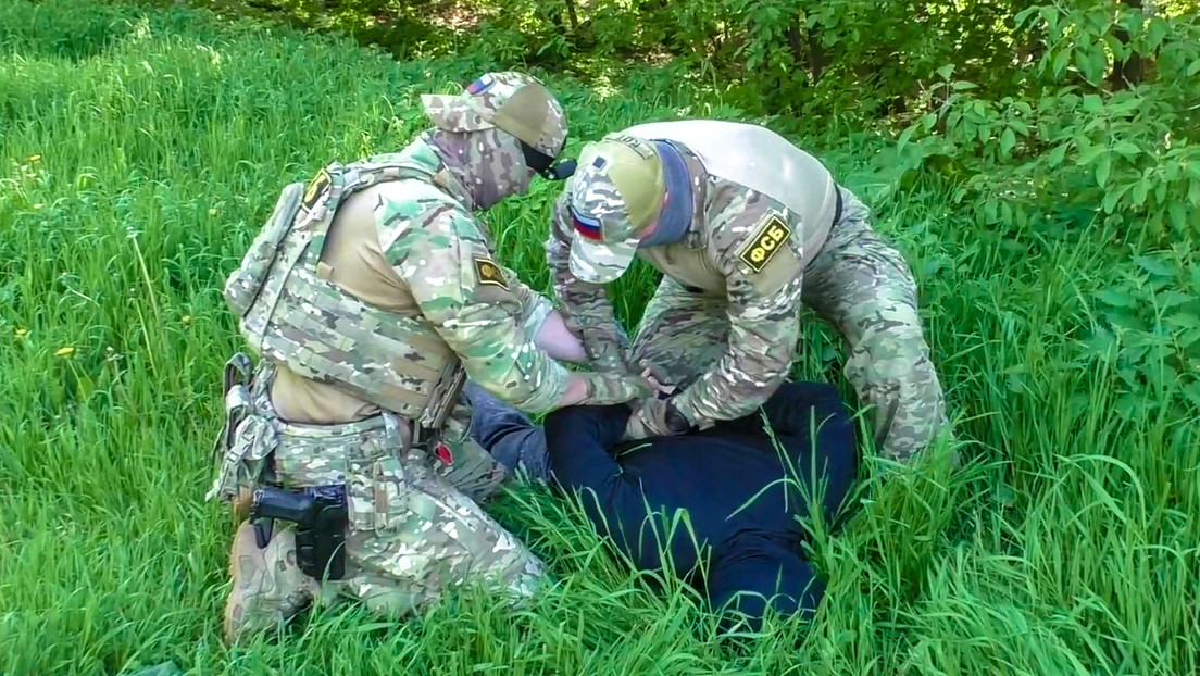 Un colaborador de Kiev coloca una bomba en el coche de un funcionario ruso (VIDEO)