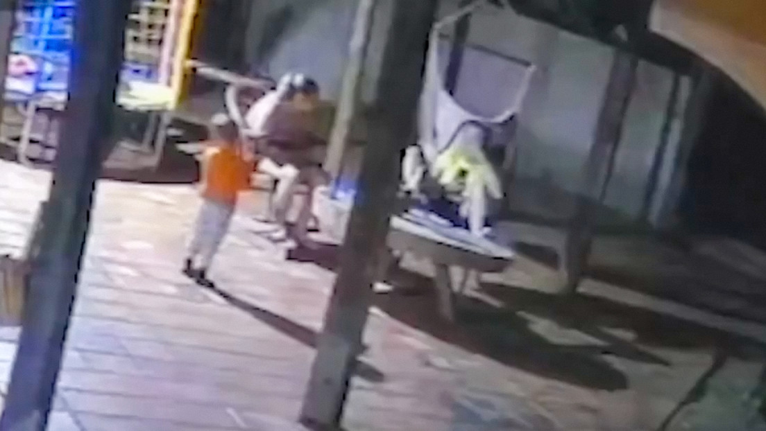 VIDEO: Niño de 2 años coge la pistola de su padre y mata accidentalmente a su madre en Brasil