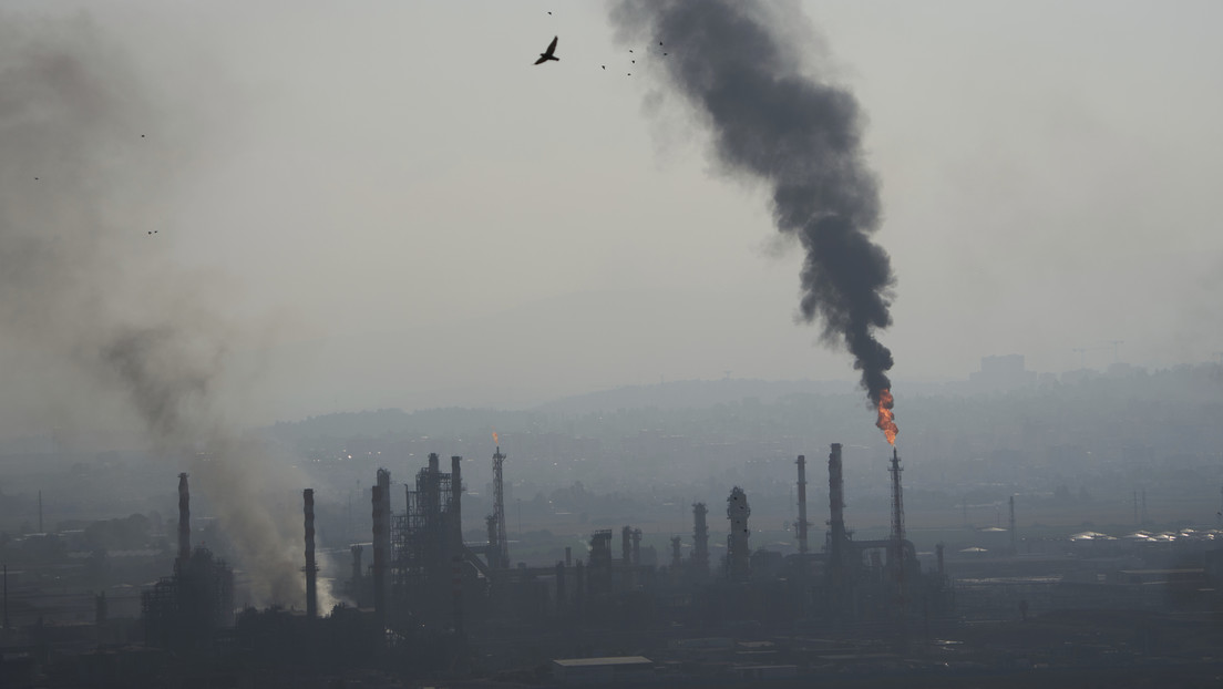 Refinería israelí cesa operaciones tras un ataque iraní (FOTOS)