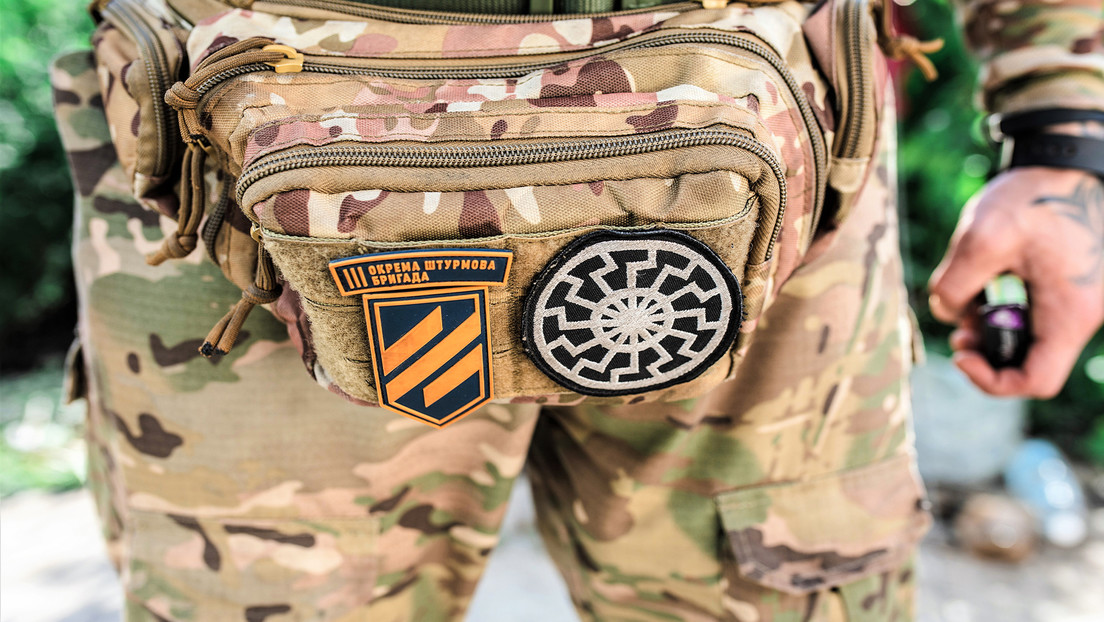 Le Monde: "Unidad insignia" del Ejército de Ucrania usa esvásticas y emblemas de las SS