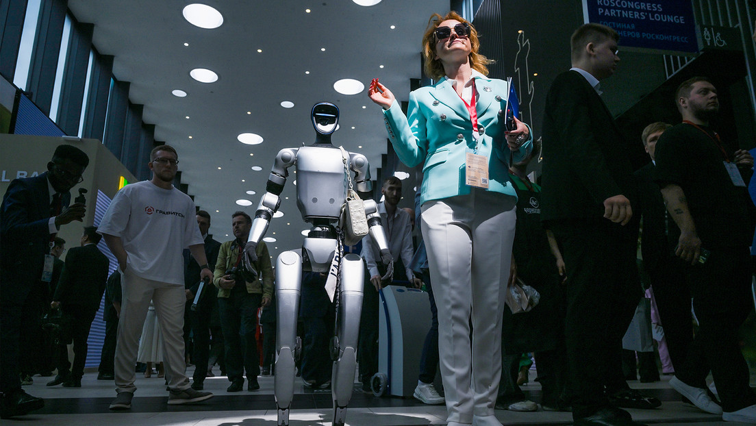 Conozca a los robots de los pasillos del Foro Económico de San Petersburgo (VIDEOS)