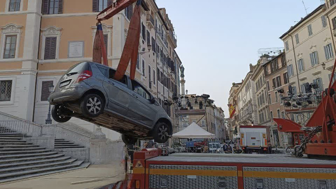 VIDEO: Hombre se queda atascado con su Mercedes en icónica escalinata de Roma
