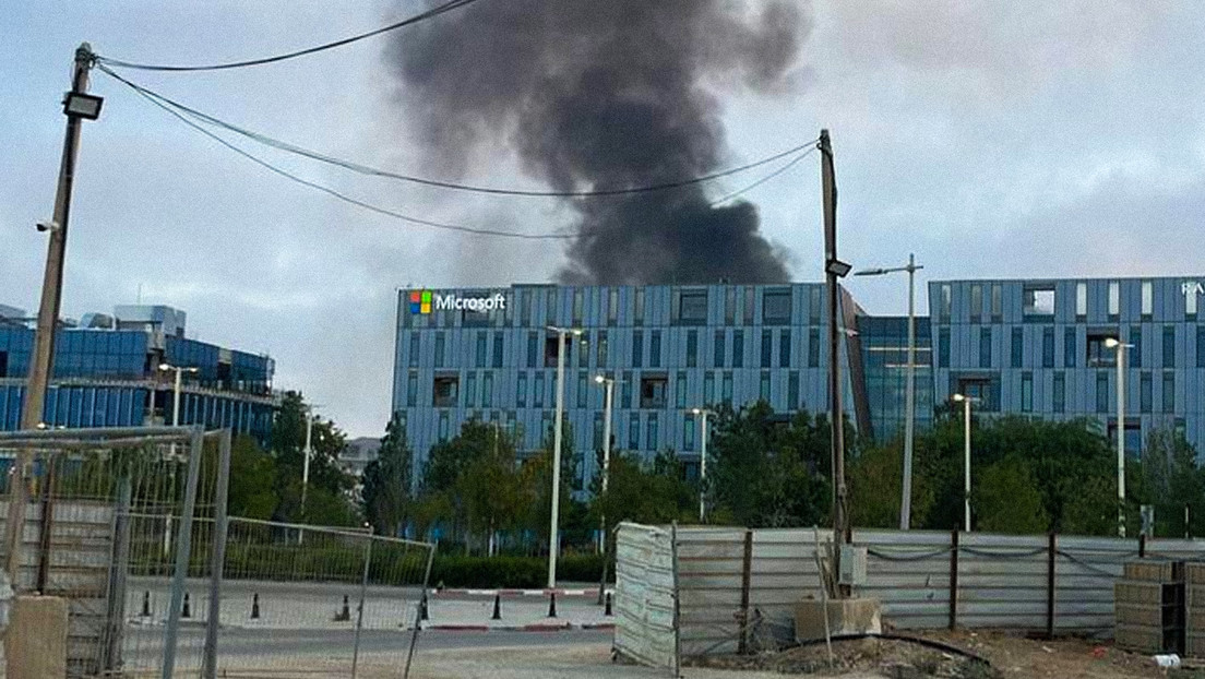 Humo cerca de un edificio de Microsoft: Nuevos ataques de misiles de Irán contra Israel