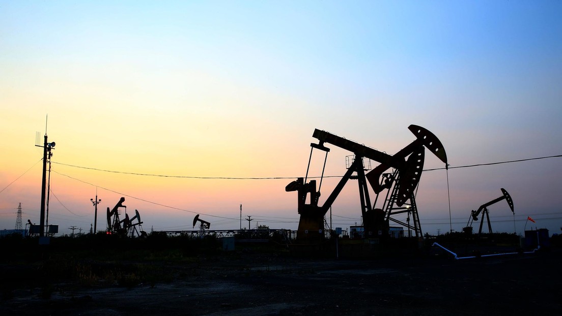 Politico: La UE se echa para atrás en su plan de limitar el precio máximo del petróleo ruso