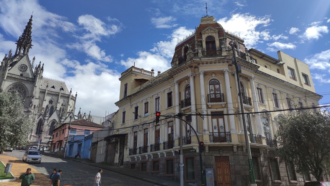 ¿Qué hace un ataúd en el techo de una vieja mansión del Centro Histórico de Quito?