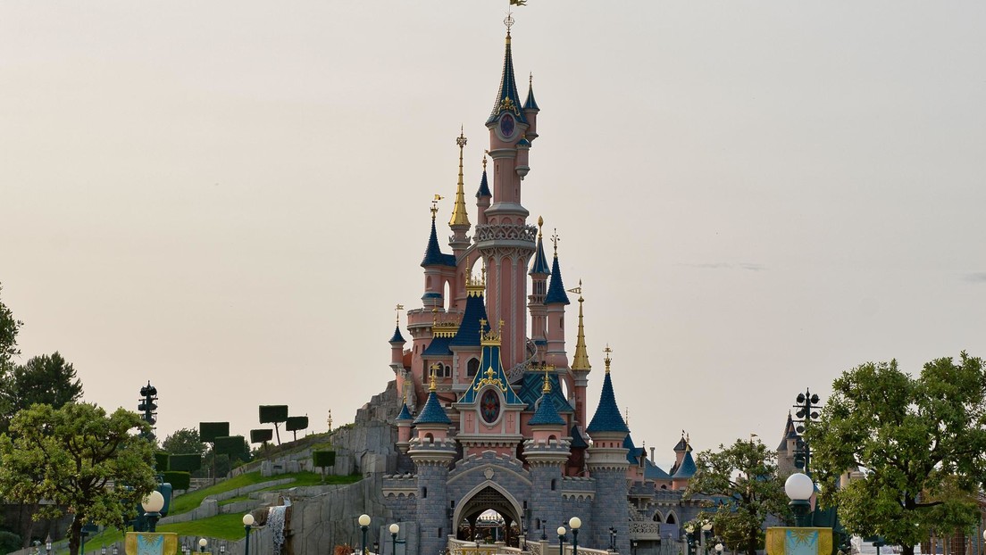 Hombre alquila Disneyland París para intentar casarse con una niña de 9 años