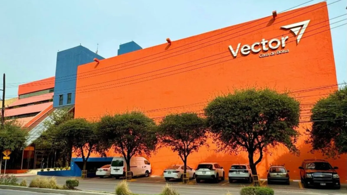 Intervenciones y narcoescándalo: el 'dedo' de EE.UU. que remece a la banca mexicana