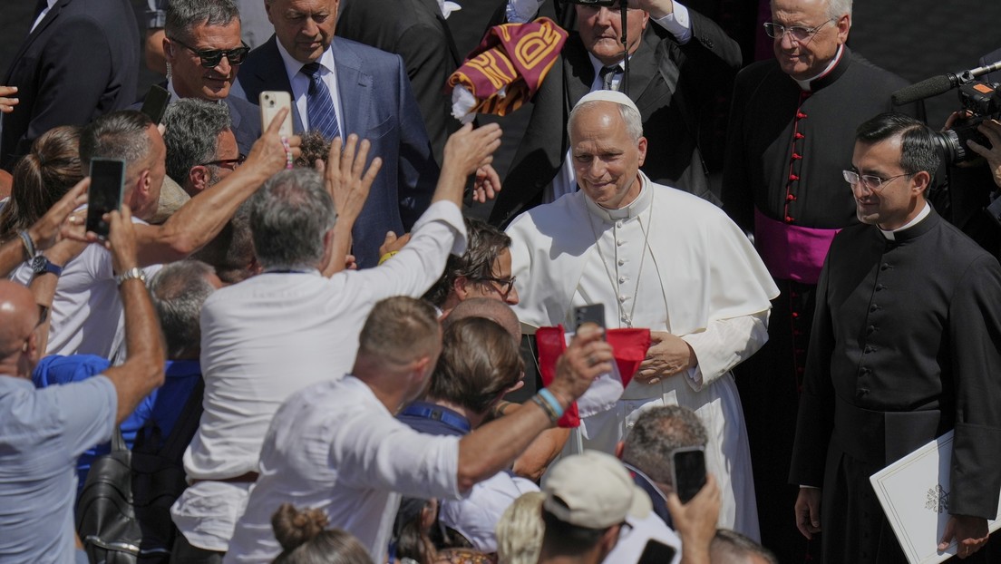 VIDEO: Lanzan un objeto a la cabeza del papa León XIV