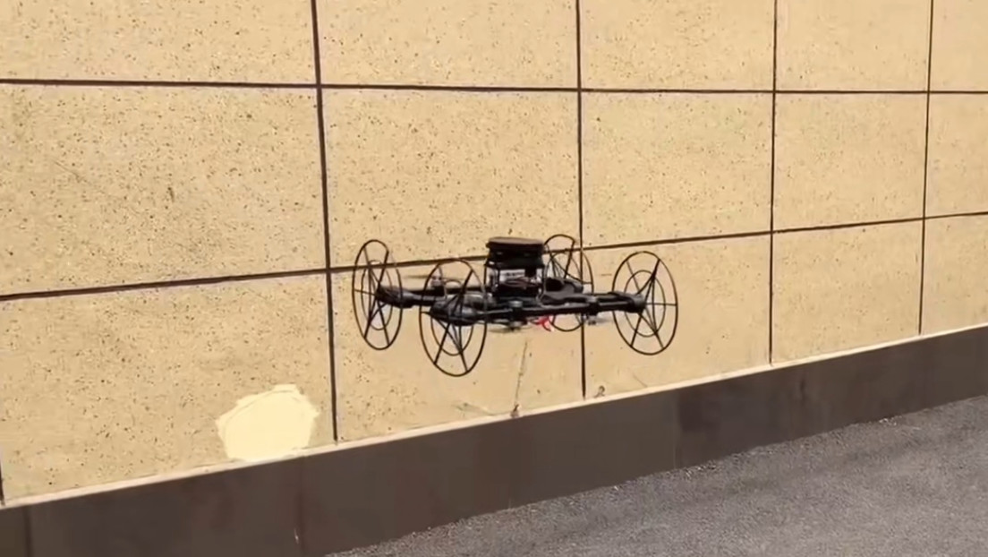Un innovador robot chino puede volar, arrastrarse y posarse en paredes (VIDEO)