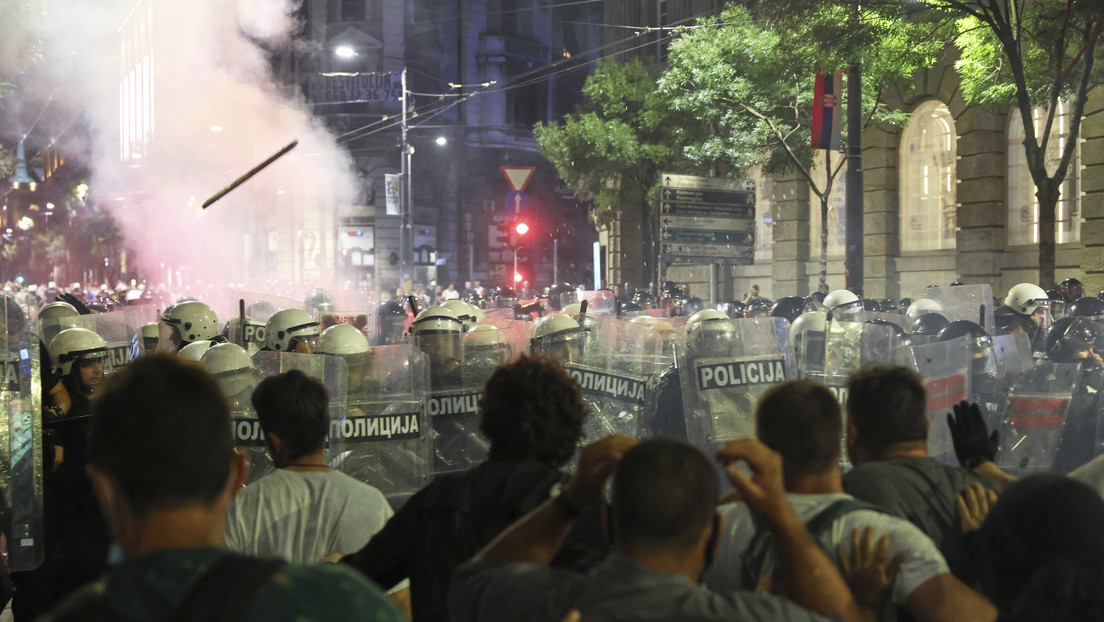 VIDEOS: Manifestantes patean y arrojan objetos a la Policía en Serbia