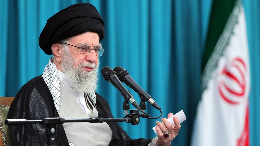 Líderes religiosos de Irán: Cualquiera que amenace a Jameneí es "enemigo de Dios"