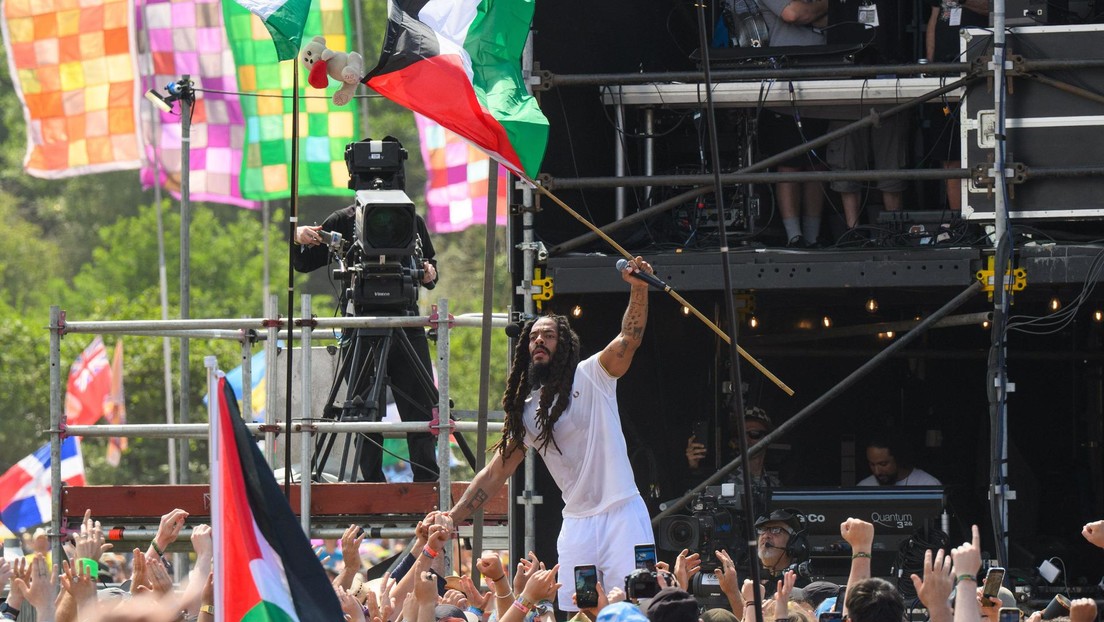 EE.UU. revoca visados al dúo británico que coreó: "Muerte a las Fuerzas de Defensa de Israel"