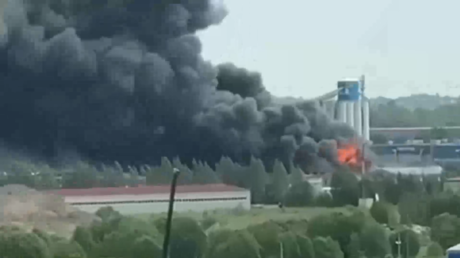 VIDEO: Gran incendio cerca de San Petersburgo cubre de humo negro el cielo