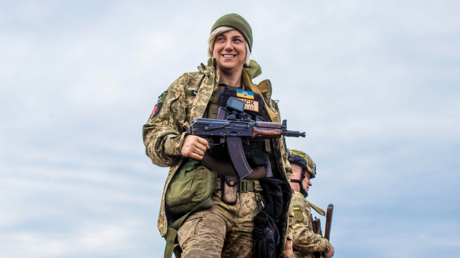 Sentencian en ausencia a 20 años de prisión a la exvocera militar trans de Kiev