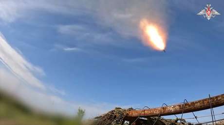 VIDEO: Lanzacohetes múltiples rusos tratan con 'granizo' de fuego a las tropas ucranianas