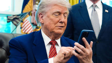 Trump vuelve a lucir una foto viral en la pantalla de bloqueo de su iPhone