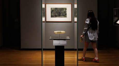 Exhiben un raro condón de casi 200 años con una provocativa escena erótica