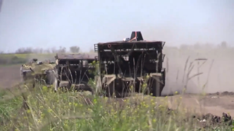 VIDEO: Tanquistas rusos destruyen posiciones ucranianas en franjas boscosas al oeste de Donetsk