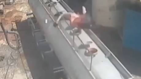 Trabajador abre un camión cisterna con un cigarrillo en la boca y sucede esto (VIDEO)