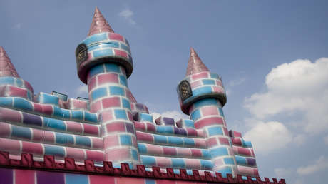 VIDEO: Adultos corren aterrados para atajar a niños que caen de un castillo hinchable arrastrado por el viento