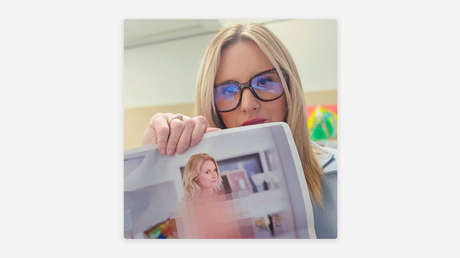 VIDEO: Diputada muestra su propia foto desnuda creada por IA