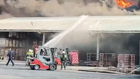 Se incendia un almacén con líquidos inflamables en la provincia de Moscú (VIDEOS)