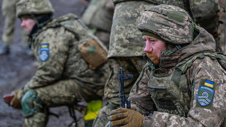 Analista: Occidente quiere enviar miles de ucranianos a luchar contra Rusia, pero no pagar por sus muertes