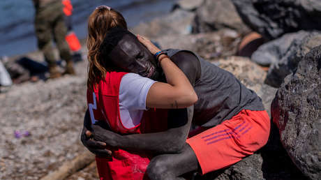 Muere en España el migrante cuyo abrazo a una voluntaria dio la vuelta al mundo