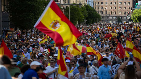 "Ríndase a la democracia": Clamor multitudinario contra Pedro Sánchez en Madrid (VIDEOS)