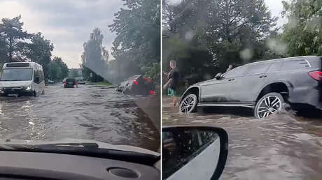 VIDEO: Un coche se hunde en una vía por aguacero cerca de Moscú
