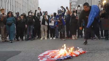 VIDEO: Queman y escupen banderas de Estados Unidos durante las protestas en Los Ángeles