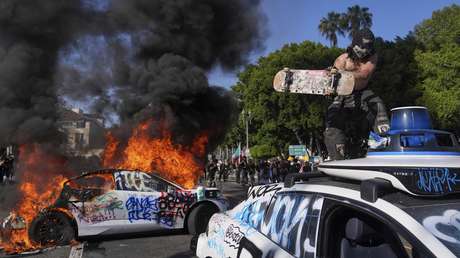 Fuego en las calles: arden coches en medio de los disturbios en Los Ángeles (VIDEO)