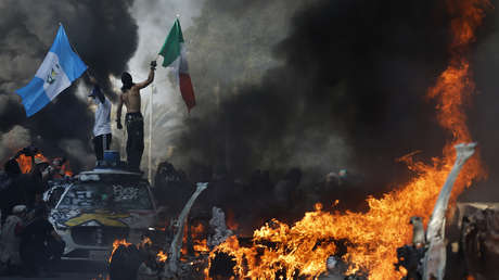 Musk arremete contra los medios por calificar las protestas en California de pacíficas