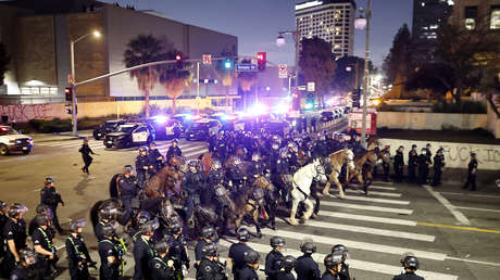 VIDEOS: Policía acorrala a manifestantes que caminan con las manos arriba en Los Ángeles