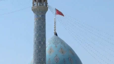 VIDEO: Irán levanta la bandera roja de la venganza en una mezquita