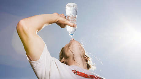 ¿Es posible que el agua cause problemas de obesidad?