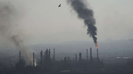 Refinería israelí cesa operaciones tras un ataque iraní (FOTOS)