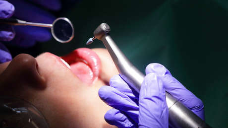 Detienen a 'dentista' que usaba tutoriales de internet para atender a pacientes