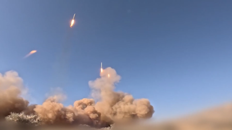 VIDEO: El lanzamiento de misiles iraníes hacia objetivos en Israel