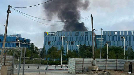 Humo cerca de un edificio de Microsoft: Nuevos ataques de misiles de Irán contra Israel