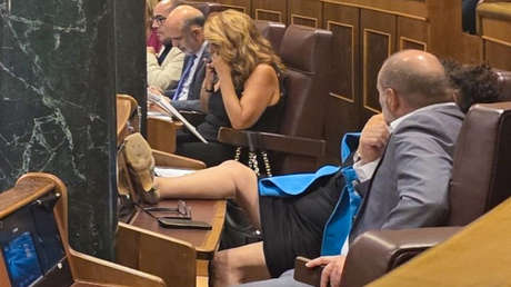 "El lugar indicado para espatarrarse": la foto que remueve el 'avispero' de la política española