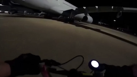 VIDEO: Activistas propalestinos atacan base aérea de Reino Unido y dañan aviones militares