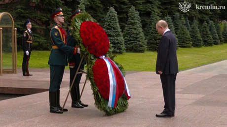 Putin deposita flores en la Tumba del Soldado Desconocido en Moscú (VIDEO)