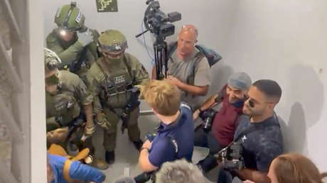 VIDEO: Policía israelí separa a periodistas extranjeros y locales a la entrada de un lugar atacado